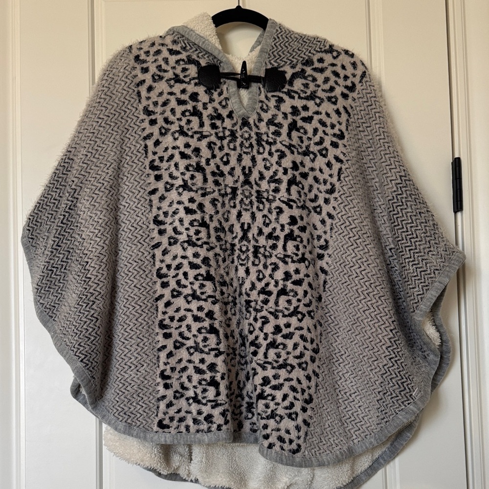 D’Ara Gray and Black Patterned Hooded Ponch/Cape with hoodie